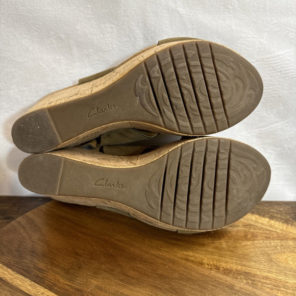 Clarks Artisan Women’s Sz 7.5 Suede Open Toe Cork Wedge Sandals Slip On Tan Heel - Picture 6 of 6